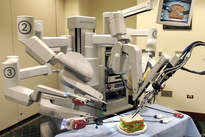 Orthopedic Surgeon Uses da Vinci Robot, Voids the Warranty