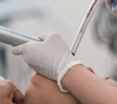 anesthesiologist intubating